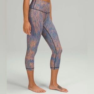 Lululemon Wunder Under High-Rise Crop 21" *Luxtreme
Leggings women’s size 6
